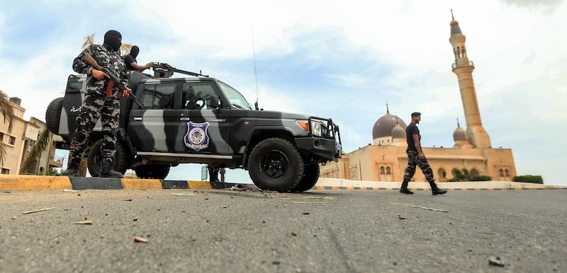 Members of security forces affiliated with the Libyan Government of National Accord (GNA)'s Interior Ministry stand at a make-shift checkpoint in the town of Tarhuna, about 65 kilometres southeast of the capital Tripoli on June 11, 2020.  / AFP / Mahmud TURKIA
