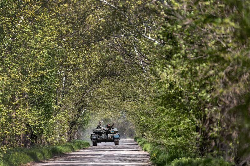 A Ukrainian Army tank moves towards a fron-tline position in Dnipropetrovsk Oblast. Getty Images