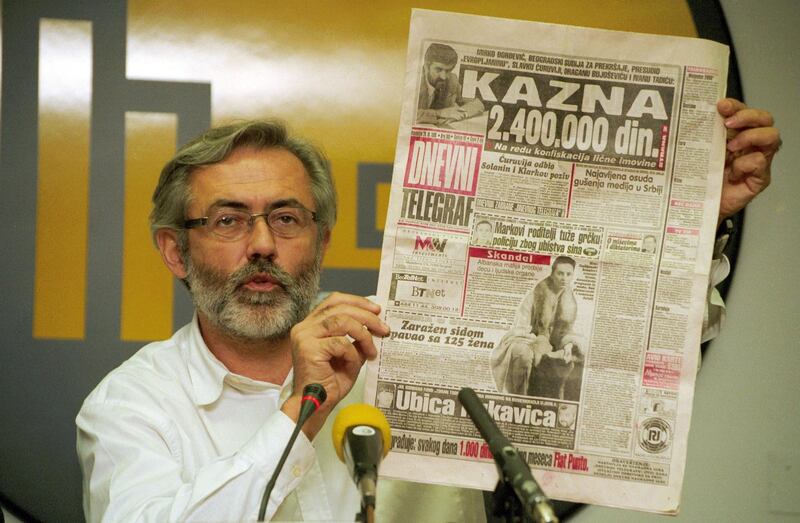 (FILES) This file photo taken on November 1, 1998 shows the editor and owner of the daily newspaper "Dnevni Telegraf" Slavko Curuvija at a press conference in Belgrade. A Serbian court on April 5, 2019 sentenced four former intelligence officers to decades in prison for the 1999 assassination of journalist Slavko Curuvija, a fierce critic of late strongman Slobodan Milosevic. Reporters Without Borders welcomed the "historic decision", calling it the first sentencing by a Serbian court in recent history over the murder of a journalist. / AFP / Andrej ISAKOVIC
