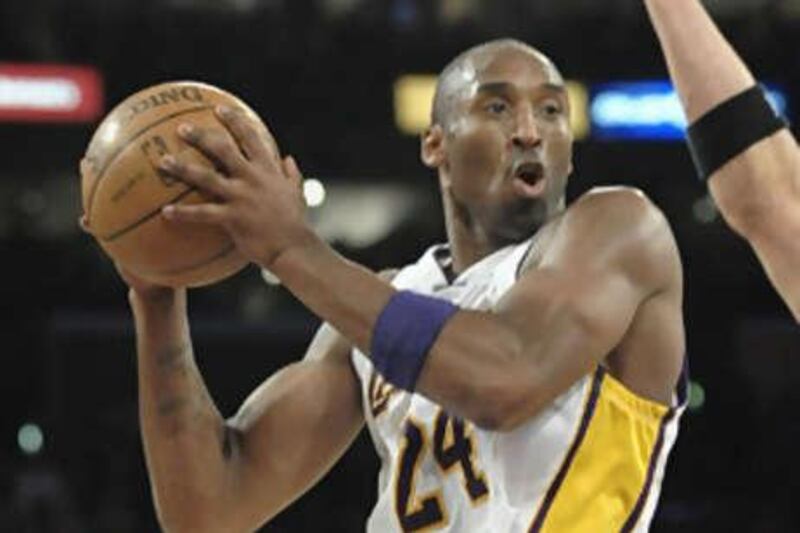 The Los Angeles Lakers guard Kobe Bryant missed out on becoming the youngest player to reach 22,000 career points in the NBA, falling 17 short of Wilt Chamberlain's record.