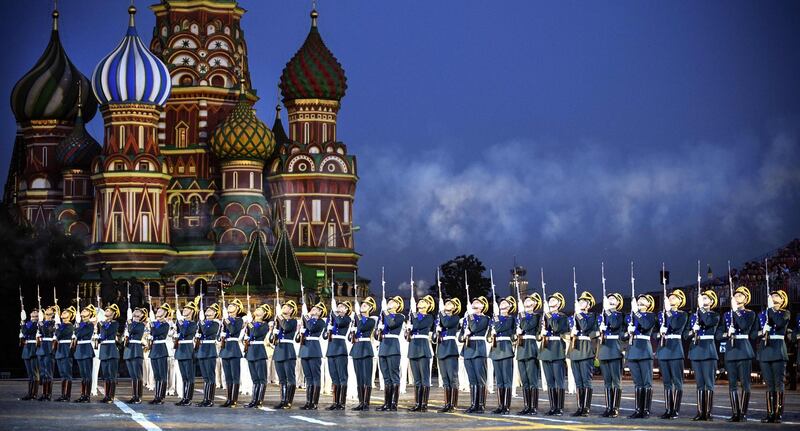 Russian honour guards perform during the 'Spasskaya Tower' international military and music festival on the Red Square in Moscow on August 24, 2018. (Photo by Alexander NEMENOV / AFP)