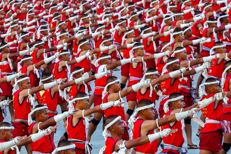 Muay Thai boxers perform the "Wai Khru" to set a Guinness World Record during a Thai martial art festival at Rajabhakti Park in Hua Hin, Prachuap Khiri Khan province, Thailand, February 6, 2023.  REUTERS / Athit Perawongmetha     TPX IMAGES OF THE DAY