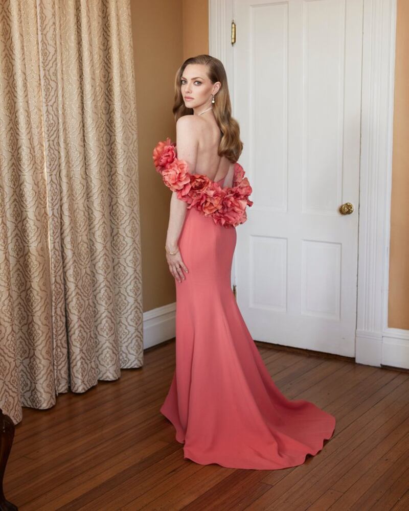 Amanda Seyfried in coral Oscar de la Renta to remotely attend the 2021 Golden Globes on February 28, 2021. Photo: Twitter / Golden Globes
