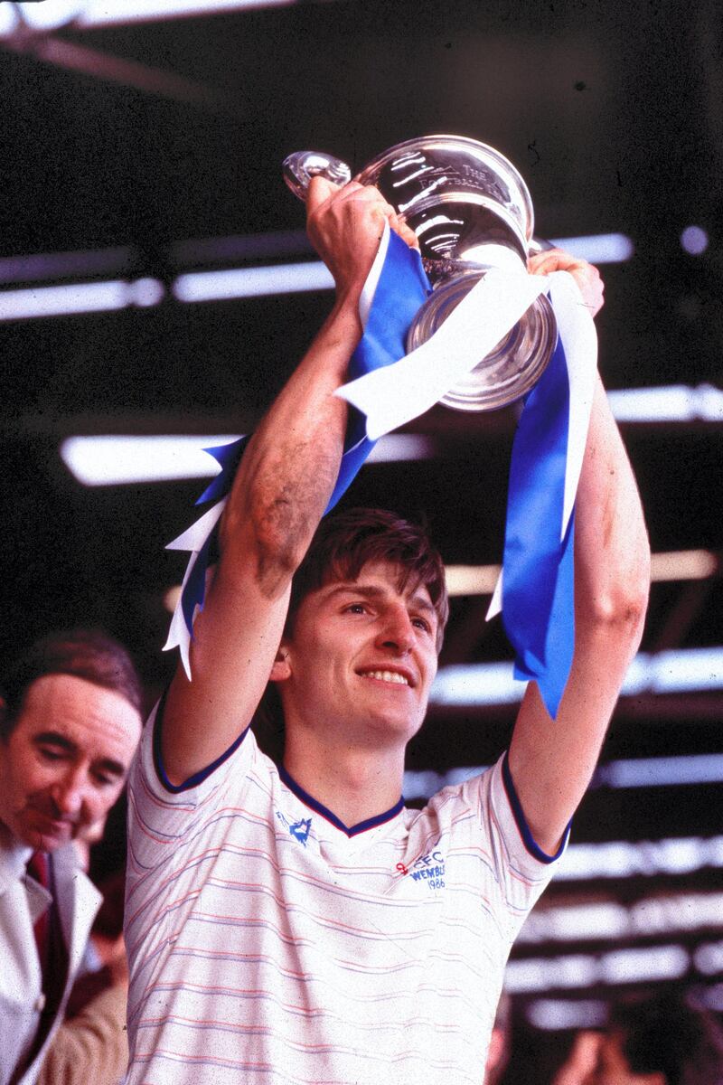 Chelsea captain Colin Pates lifts the Full Members' Cup trophy. (Photo by Hugh Hastings/Chelsea FC/Press Association Image)  (Photo by Hugh Hastings/Chelsea FC via Getty Images)