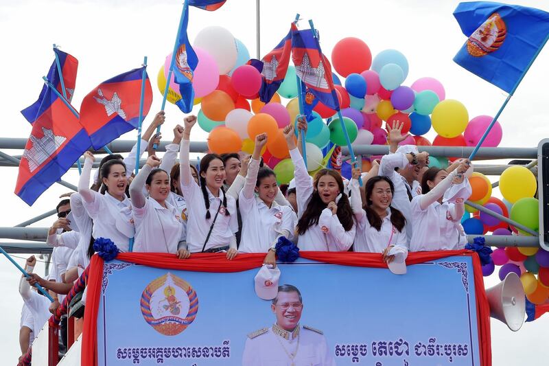 Supporters of the Cambodian People's Party (CPP) gesture during a general election campaign in Phnom Penh on July 7, 2018. Cambodian political parties on July 7 kicked off three-week-long campaigning for a general election this month as strongman Hun Sen hailed a successful crackdown on the opposition's "colour revolution" that wanted to unseat him.  / AFP / TANG CHHIN Sothy
