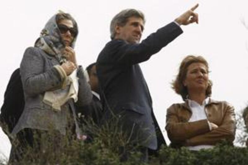 US Senator John Kerry (C) and his wife Teresa Heinz (L) listen to a briefing with Israeli Foreign Minister Tzipi Livni (R) on a hilltop overlooking the Gaza Strip in the southern Israeli town of Sedrot on February 19, 2009. The 2004 presidential candidate who now chairs the Senate's foreign relations committee later travelled to the war-ravaged Palestinian territory following two other Democratic lawmakers who also were in the Hamas-run area, witnesses said. Sderot has been the main target of Palestinian rocket attacks from the nearby Gaza Strip. AFP PHOTO/MENAHEM KAHANA *** Local Caption ***  343421-01-08.jpg