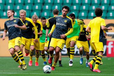 Dortmund's Polish defender Lukasz Piszczek (L) Dortmund's German defender Mats Hummels (C) attend a training session prior to the German first division Bundesliga football match Vfl Wolfsburg vs Borussia Dortmund in Wolfsburg, on May 23, 2020. DFL REGULATIONS PROHIBIT ANY USE OF PHOTOGRAPHS AS IMAGE SEQUENCES AND/OR QUASI-VIDEO / AFP / POOL / Michael Sohn / DFL REGULATIONS PROHIBIT ANY USE OF PHOTOGRAPHS AS IMAGE SEQUENCES AND/OR QUASI-VIDEO