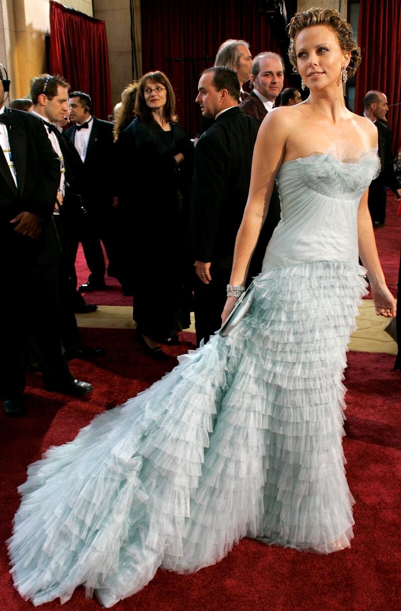 epa000379270 South African actress Charlize Theron arrives at the Kodak Theatre's red carpet for the 77th Academy Awards in Hollywood, Sunday 27 Febuary 2005.  EPA/DANNY MOLOSHOK