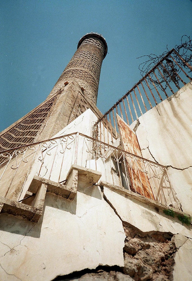 Photo prise le 31 mars 1998 du minaret penché de la Grande mosquée de Mossoul, à 350 km au nord de Bagdad, terminé en 1172, et qui menace de s'écrouler. Malgré de coûteux travaux de restauration il y a moins de 20 ans, le sol bouge toujours sous cette tour haute de 56 mètres, et dont l'inclinaison est de 2 mètres, et de larges fissures lézardent sa base.

 This picture taken 31 March shows the leaning minaret of the Great Mosque in Mosul, north of Baghdad. This tower that has dominated the skyline of Iraq's second city for even longer than its more famous counterpart in the Italian city of Pisa is in danger of falling down, geologists say. (Photo by STEVE KIRBY / AFP)