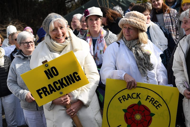 Anti-fracking protesters are joined by English actresses Emma Thompson (2L) during a protest march at the Preston New Road drill site where energy firm Cuadrilla have set up fracking (hydraulic fracturing) operations at Little Plumpton, near Blackpool, in northwest England on March 21, 2018.
Communities Secretary Sajid Javid gave the green light for the drilling of up to four wells by energy group Cuadrilla at the Preston New Road site in 2016, overruling a local council's decision to prevent the controversial scheme which is also opposed by environmentalists. Opponents fear that fracking -- a way of extracting gas by blasting water, chemicals and sand underground -- could pollute water supplies, scar the countryside, and trigger earthquakes. / AFP PHOTO / Paul ELLIS