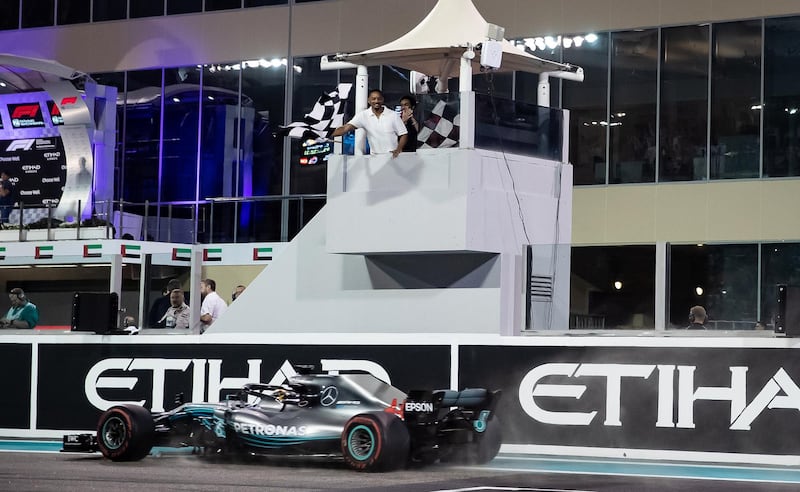 ABU DHABI, UNITED ARAB EMIRATES - NOVEMBER 25:  Lewis Hamilton of Great Britain driving the (44) Mercedes AMG Petronas F1 Team Mercedes WO9 takes the chequered flag and the win during the Abu Dhabi Formula One Grand Prix at Yas Marina Circuit on November 25, 2018 in Abu Dhabi, United Arab Emirates.  (Photo by Lars Baron/Getty Images)