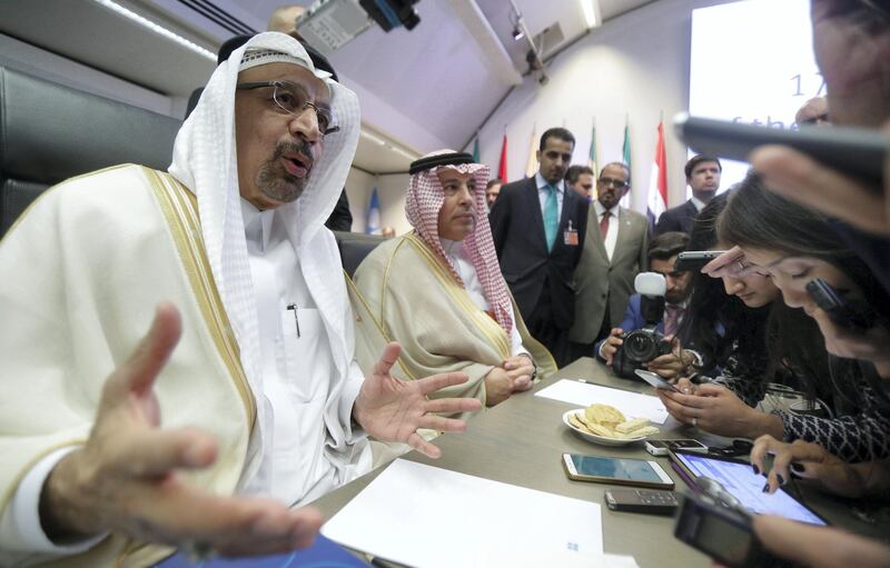 Saudi Arabia's Oil Minister Khalid al-Falih talks to journalists at the beginning of an OPEC meeting in Vienna, Austria, June 22, 2018. REUTERS/Heinz-Peter Bader - RC14B38B9DD0