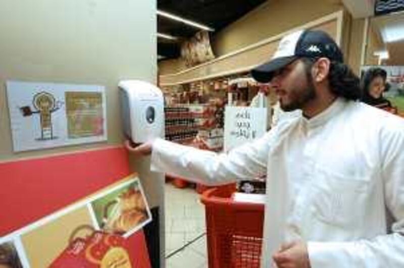 
DUBAI, UNITED ARAB EMIRATES – Aug 29: Mustafa Mirza using hand sanitizer in the Aswaaq supermarket in Al Mizhar, Dubai. (Pawan Singh / The National) For News. Story by Praveen Menon
 *** Local Caption ***  PS03- HAND SANITIZER.jpg