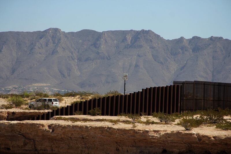 A US border patrol keeps watch near Sunland Park in New Mexico State in the United States as seen from across the US-Mexico border fence in the Anapra valley near Ciudad Juarez, Chihuahua State, Mexico, on April 5, 2018.
The Pentagon said on April 5 it has established a new body to support President Donald Trump's order to send the military to the southern border, but questions remain about what the deployment will actually look like. The so-called "border security support cell" will channel information between the Pentagon and the Department of Homeland Security, which is responsible for border security.
 / AFP PHOTO / Herika Martinez