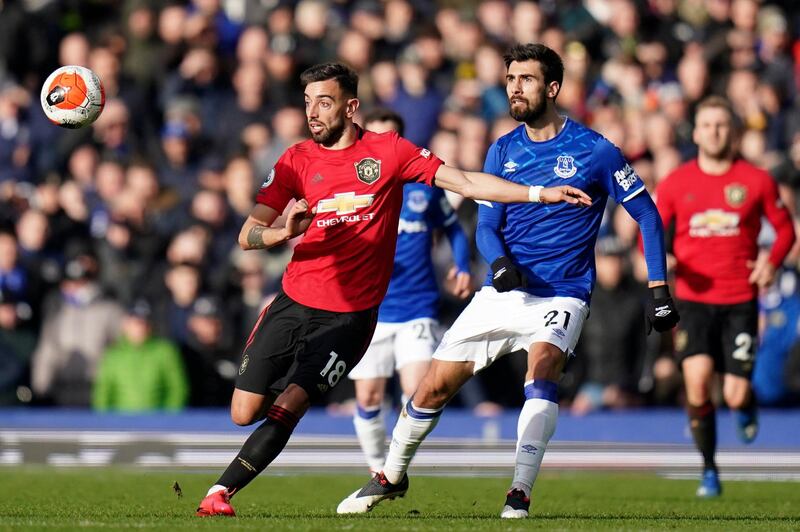 Manchester United's Bruno Fernandes, left, and Everton's Andre Gomes vie for the ball on Sunday. AP