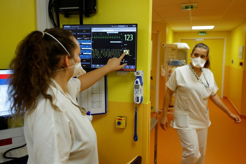 Nurses monitor vital signs in an emergency room. Reuters