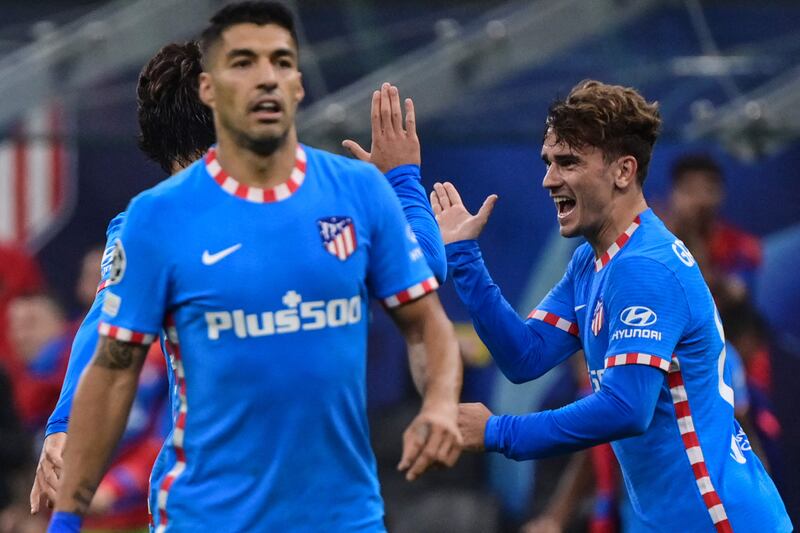 Atletico Madrid's French midfielder Antoine Griezmann (R) celebrates after scoring an equalizer during the UEFA Champions League Group B football match between AC Milan and Atletico Madrid on September 28, 2021 at the San Siro stadium in Milan.  (Photo by MIGUEL MEDINA  /  AFP)