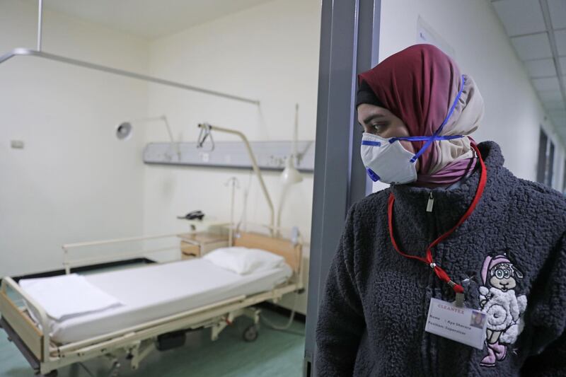 TOPSHOT - A Lebanese employee wearing a protective mask looks at a bed in a ward where the first case of  coronavirus in the country is being treated, at the Rafik Hariri University Hospital in the southern outskirts of the capital Beirut, on February 22, 2020. Lebanon confirmed on February 21, the first case of the novel coronavirus, found in a 45-year-old Lebanese woman who had travelled from the holy city of Qom in Iran, while two other cases were being investigated. / AFP / ANWAR AMRO
