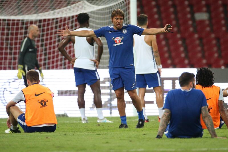 epa06101613 Chelsea coach Antonio Conte (C) talks to his players during a training session at the Beijing National Stadium also known as Bird's Nest in Beijing, China, 21 July 2017. Chelsea will face Arsenal in the International Champions Cup in Beijing on 22 July 2017.  EPA/WU HONG