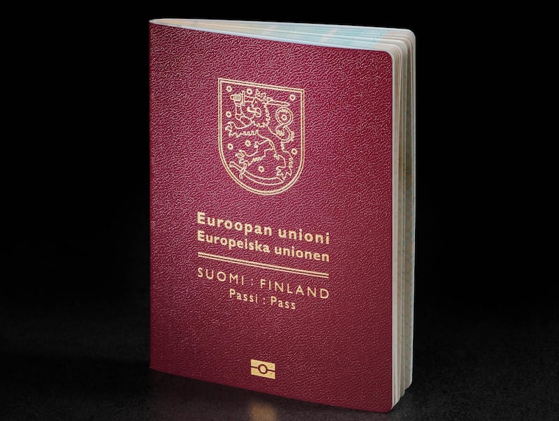 E6MXYP Finnish (Finland) passport. This is the new (2013) of the passport. Alamy