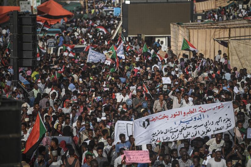 Sudanese protesters, from the city of Kassala, arrive to join the sit-in outside the army headquarters in the capital Khartoum on April 27, 2019. A joint committee representing Sudan's military leadership and protesters is to hold its first meeting today to discuss their demand for civilian rule, the leading protest group said. / AFP / OZAN KOSE
