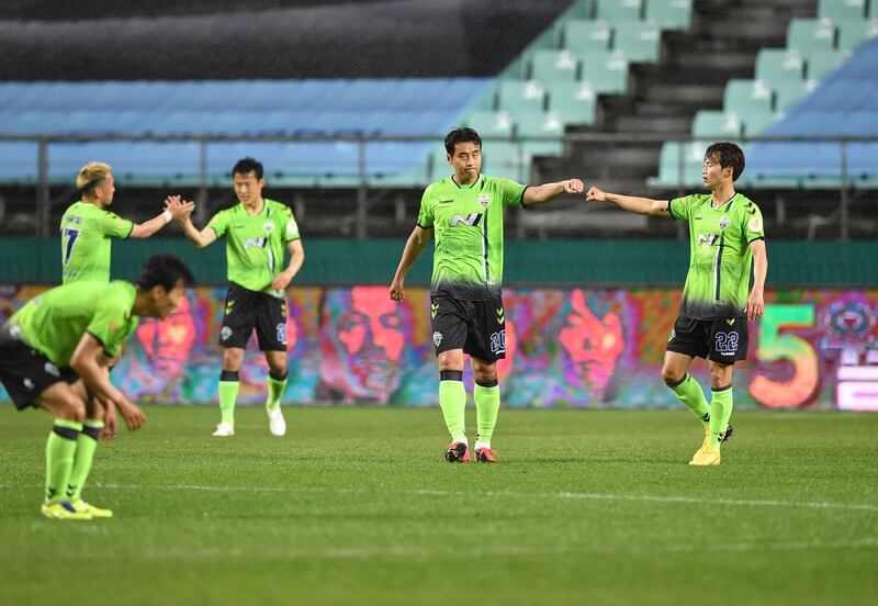 Lee Dong-gook (2nd R) celebrates victory with his teammates. AFP