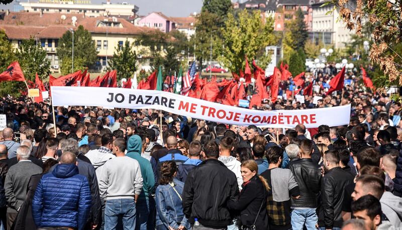 epa07056913 Supporter of Kosovo opposition Self-Determination Party hold a banner reading in Albanian 'no bargaining on national lands' during a protest against Kosovo President Hashim Thaci proposal on border correction with Serbia, in Pristina, Kosovo, 29 September 2018. According to reports, Thaci raised the issue of a border correction with Serbia, which opposition fear would include a possible territory swap.  EPA/PETRIT PRENAJ