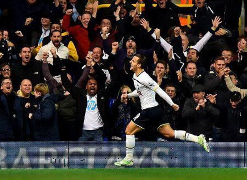 Tottenham Hotspur's Roberto Soldado celebrates in front of supporters after scoring their second goal during the English Premier League football match between Tottenham Hotspur and Everton at White Hart Lane in north London on November 30, 2014. AFP PHOTO / BEN STANSALL
