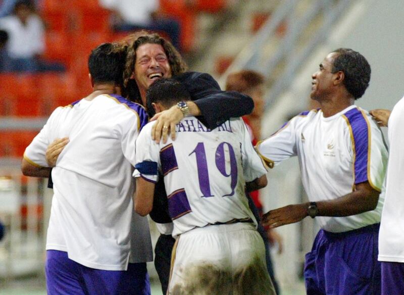 Al Ain of United Arab Emirates Bruno Metsu (C) celebrates with players during the AFC Champions League final, second leg in Bangkok, 11 October 2003. Al Ain of United Arab Emirates won the AFC Champions after a total score of 2-1 (2-0 in first leg).   AFP PHOTO/Pornchai KITTIWONGSAKUL (Photo by PORNCHAI KITTIWONGSAKUL / AFP)
