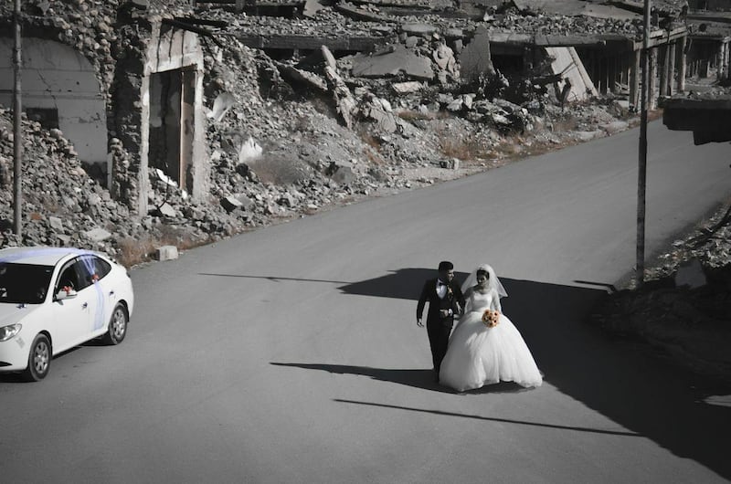 Despite the mass destruction that took place in the city of Sinjar when ISIS invaded the city in 2014, this Yazidi bride and groom have decided to celebrate their wedding in Sinjar. Photo by Sherwan Melhem