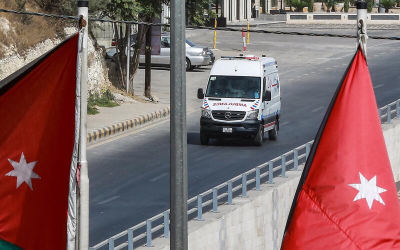 An ambulance drives along an empty road during a COVID-19 coronavirus lockdown in Jordan's capital Amman on October 9, 2020.  / AFP / afp / Khalil MAZRAAWI
