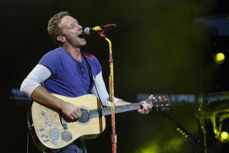 Lead singer of British band Coldplay Chris Martin performs at the Stade de France Arena in Saint Denis, on the outskirts of Paris, on July 15, 2017.
 / AFP PHOTO / GEOFFROY VAN DER HASSELT / RESTRICTED TO EDITORIAL USE