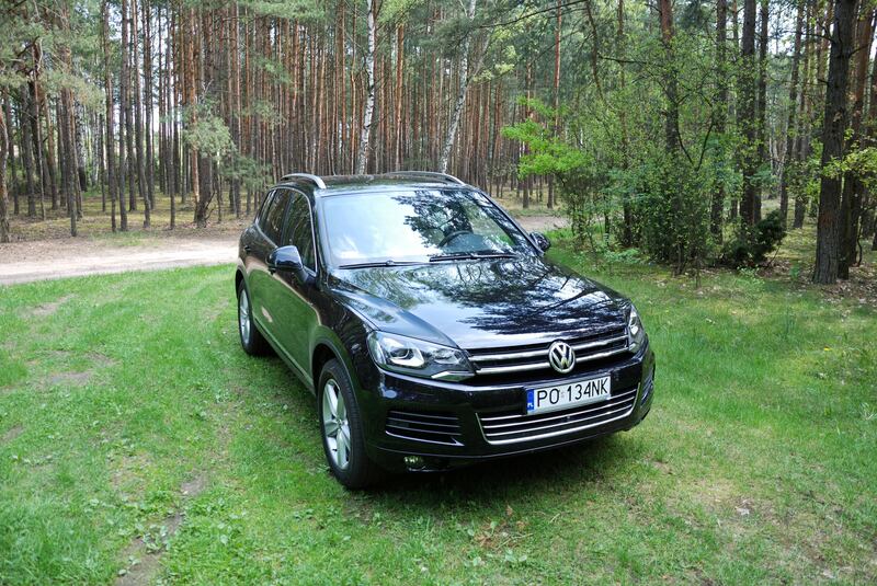 BM0MFA Volkswagen Touareg 3.0 TDI V6 BlueMotion - MY 2010 (MK2) - dark blue metallic - German popular large SUV - in forest, on grass