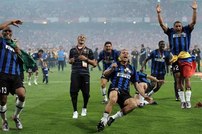 MADRID, SPAIN - MAY 22:  Inter Milan players celebrate their team's victory at the end of the UEFA Champions League Final match between FC Bayern Muenchen and Inter Milan at the Estadio Santiago Bernabeu on May 22, 2010 in Madrid, Spain.  (Photo by Jasper Juinen/Getty Images)