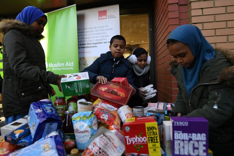 Volunteers at the East London Mosque, in conjunction with Muslim Aid, pack food, that has been donated by people of all faiths, to feed homeless at Christmas in London, Britain, December 15, 2017. REUTERS/Clodagh Kilcoyne