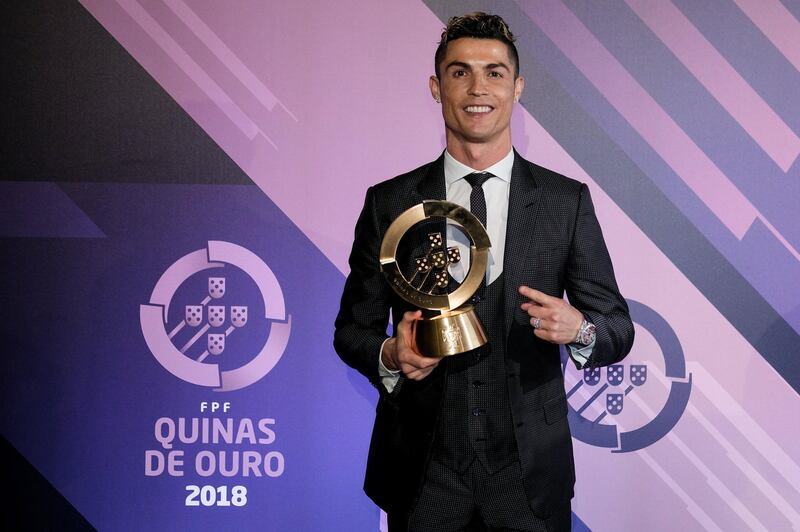 epa06614957 Real Madrid soccer player Cristiano Ronaldo of Portugal holds the trophy for Best Soccer Player of the Year during a ceremony of the Portuguese Soccer Federation (FPF) in Carlos Lopes pavilion in Lisbon, Portugal, 19 March 2018.  EPA/FPF