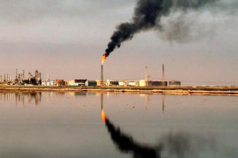 epa02373541 (FILE) A file photo dated 08 March 2009 of a general view of an oil refinery in the waters of the Northern Arabian Gulf close to the port town of Umm Quasar in Basra, southern Iraq on 08 March 2009. Iraq has around 143 billion barrels of crude oil reserves, about 24 per cent more than previous estimates, the Iraqi Minister of Oil said on 04 October 2010. The reserves are mostly located in 66 oil fields in southern Iraq, Oil Minister Hussein al-Shahristani announced. This estimate places Iraq as the holder of the worldës fourth largest crude oil reserves, behind Saudi Arabia, Venezuela, and Canada. Previous estimates made in the 1990s placed oil reserves at 119 billion barrels.  EPA/HAIDER AL-ASSADEE *** Local Caption ***  02373541.jpg