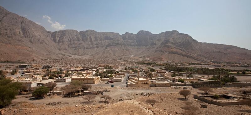Ras al Khaimah - August 9, 2010 - The Abdrahman Al Zaabi mosque (center) is surrounded by the Hajar Mountains in Wadi Sha'am, Ras al Khaimah, August 9, 2010. (Photo by Jeff Topping/The National)
 