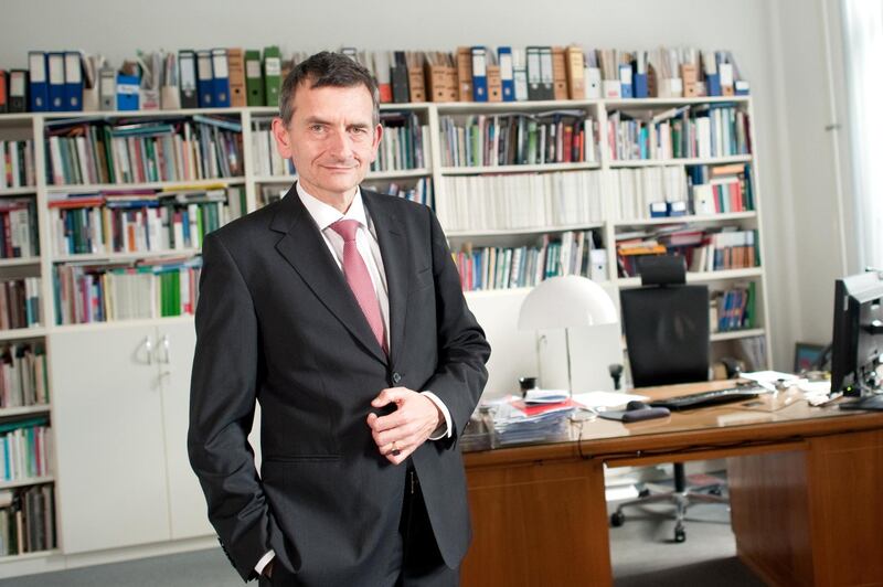 ARCHIV - Der Direktor der Stiftung Wissenschaft und Politik (SWP), Volker Perthes, steht am 30.09.2015 in Berlin vor dem Schreibtisch seines Büros. (zu dpa-Story «Zukunftsforscher» vom 27.12.2016) Photo by: Klaus-Dietmar Gabbert/picture-alliance/dpa/AP Images