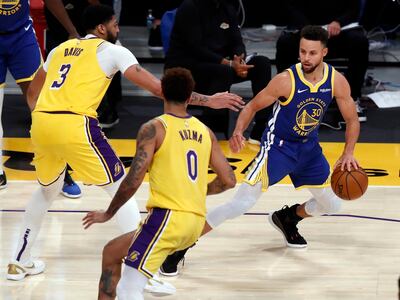 epa08947715 Golden State Warriors guard Stephen Curry (R) in action against Los Angeles Lakers forward Kyle Kuzma (C) and Los Angeles Lakers forward-center Anthony Davis (L) during the third quarter of the NBA basketball game between the Golden State Warriors and the Los Angeles Lakers at the Staples Center in Los Angeles, California, USA, 18 January 2021.  EPA/ETIENNE LAURENT SHUTTERSTOCK OUT