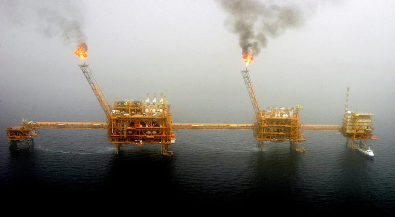 FILE PHOTO: Gas flares from an oil production platform at the Soroush oil fields in the Persian Gulf, south of the capital Tehran, July 25, 2005.  REUTERS/Raheb Homavandi/File Photo