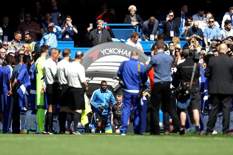 LONDON, ENGLAND - MAY 15:  Leicester City players receive the guard of honour from Chelsea players prior to the Barclays Premier League match between Chelsea and Leicester City at Stamford Bridge on May 15, 2016 in London, England.  (Photo by Paul Gilham/Getty Images)