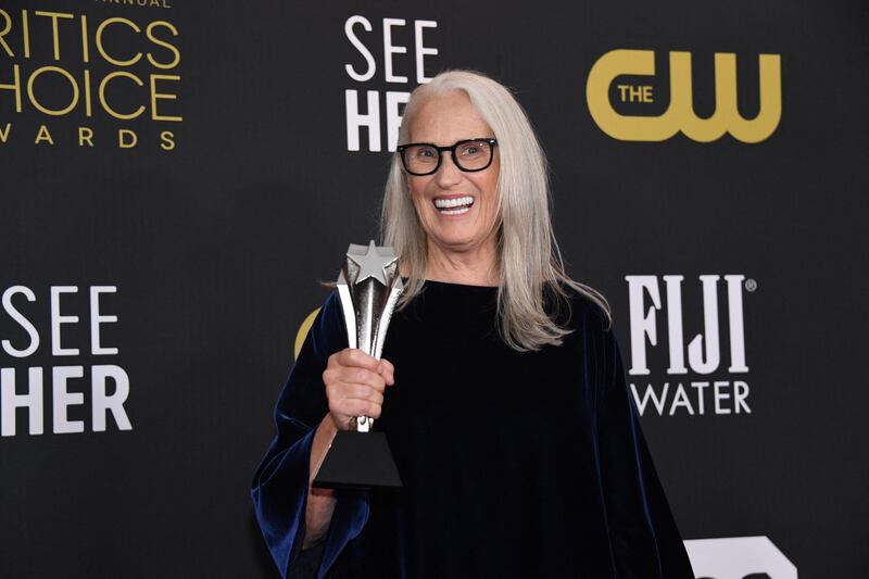 Jane Campion poses with the Best Picture award at the 27th annual Critics Choice Awards in Los Angeles, California, U. S. , March 13, 2022.  REUTERS / Phil McCarten