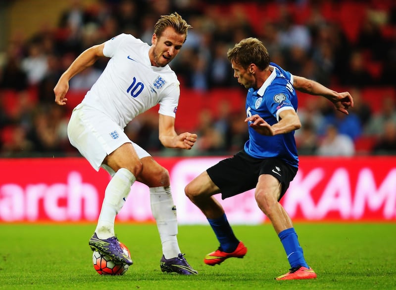 LONDON, ENGLAND - OCTOBER 09: (L-R) Harry Kane of England holds off the challenge of Aleksandr Dmitrijev of Estonia during the UEFA EURO 2016 Group E qualifying match between England and Estonia at Wembley on October 9, 2015 in London, United Kingdom.  (Photo by Bryn Lennon/Getty Images)