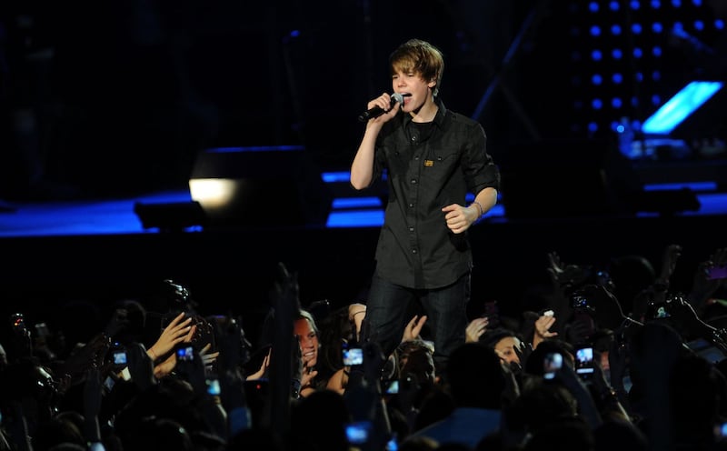 MIAMI BEACH, FL - FEBRUARY 04:  Singer Justin Bieber  performs onstage at the Pepsi Super Bowl Fan Jam featuring Rhianna And Justin Bieber presented by Vh1 on South Beach on February 4, 2010 in Miami Beach, Florida.  (Photo by Kevin Mazur/WireImage for Vh1/Getty Images)