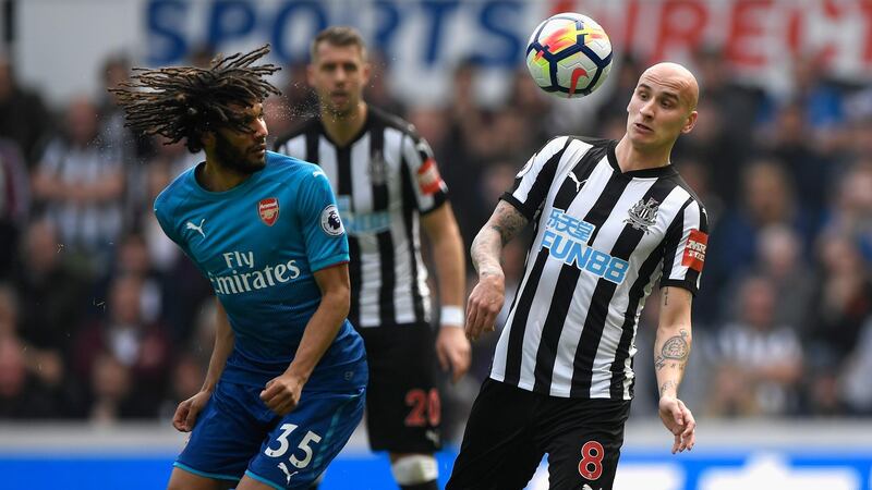 NEWCASTLE UPON TYNE, ENGLAND - APRIL 15:  Mohamed Elneny (l) challenges Jonjo Shelvey of Newcastle during the Premier League match between Newcastle United and Arsenal at St. James Park on April 15, 2018 in Newcastle upon Tyne, England.  (Photo by Stu Forster/Getty Images)