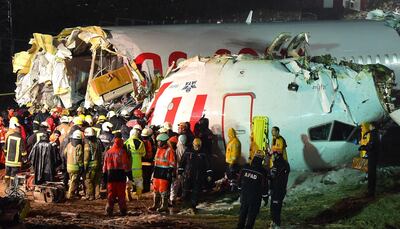 Rescuers work to extract passengers from the crash of a Pegasus Airlines Boeing 737 airplane, after it skidded off the runway upon landing at Sabiha Gokcen airport in Istanbul on February 5, 2020.  The plane carrying 171 passengers from the Aegean port city of Izmir split into three after landing in rough weather. Officials said no-one had lost their lives in the accident, but dozens of people were injured. / AFP / Yasin AKGUL
