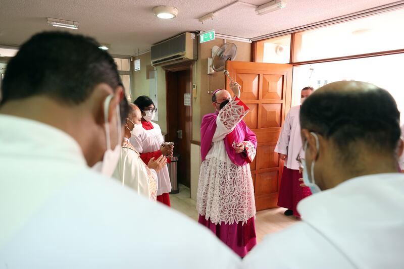 The ceremony to install Bishop Martinelli. He said he 'very much appreciated the important work carried out in all the parishes in this vicariate'. 