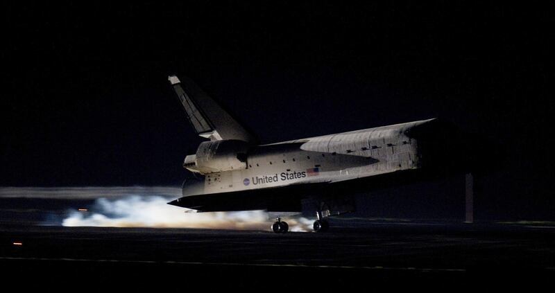The space shuttle Atlantis lands on July 21, 2011 at Kennedy Space Center in Florida, ending its 13-day mission. Atlantis safely touched down bringing an end to the 30-year US shuttle program. AFP PHOTO/DON EMMERT
 *** Local Caption ***  463440-01-08.jpg