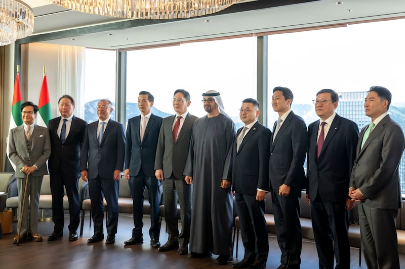 Sheikh Mohamed stands for a photograph with leaders of the Korean business community. Mohamed Al Hammadi / UAE Presidential Court 